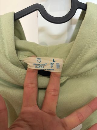 Sudadera verde con flor blanca