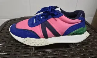 Zapatillas deportivas azules y rosas