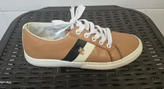 Zapatillas deportivas azules y rosas