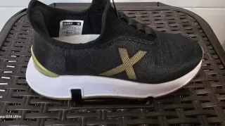 Zapatillas deportivas azules y rosas