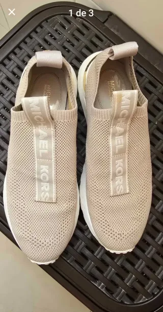 Zapatillas deportivas azules y rosas