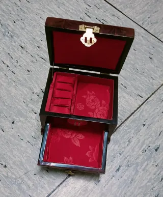 Caja joyero pequeña con flor decorativa