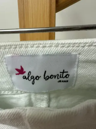 Pantalón blanco con botones dorados