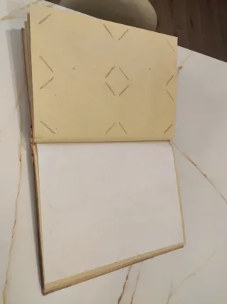 Álbum de fotos con hojas secas