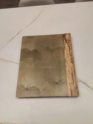 Álbum de fotos con hojas secas