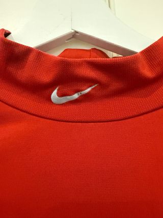 Camiseta deportiva Nike roja