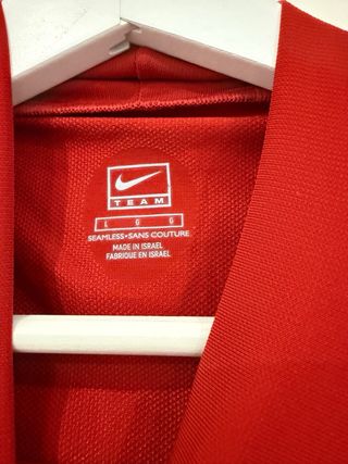 Camiseta deportiva Nike roja