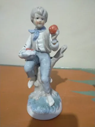 Figura niño con manzana cerámica