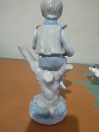 Figura niño con manzana cerámica