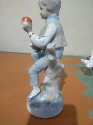 Figura niño con manzana cerámica