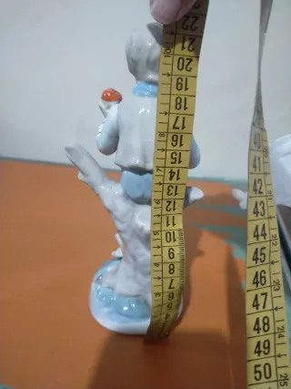 Figura niño con manzana cerámica