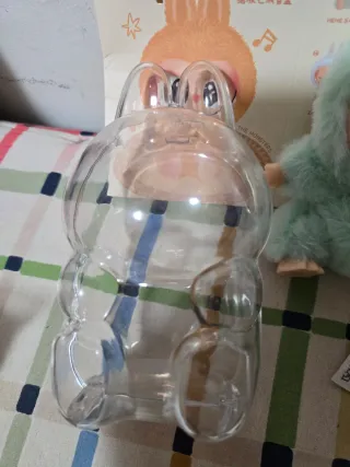 Muñeco Labubu y funda transparente