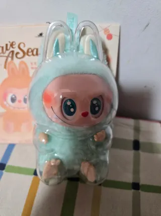 Muñeco Labubu y funda transparente