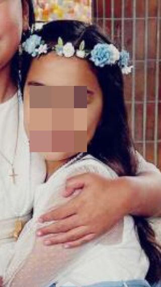 Corona de flores blanca y azul claro empolvado