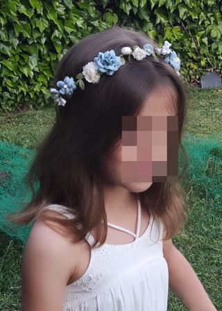 Corona de flores blanca y azul claro empolvado