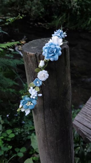 Corona de flores blanca y azul claro empolvado