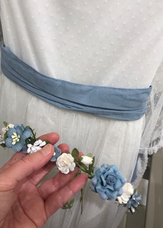 Corona de flores blanca y azul claro empolvado