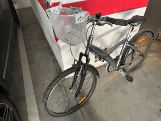 Bicicleta B-Twin Gris con Cesta