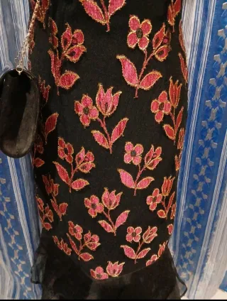 Abito lungo elegante con fiori rosa