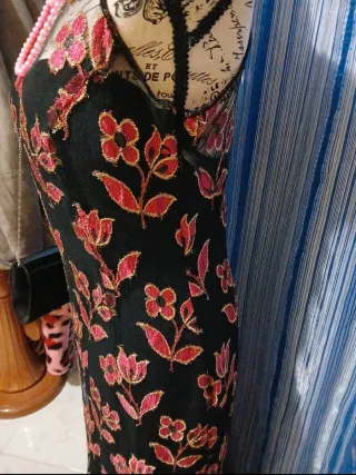 Abito lungo elegante con fiori rosa