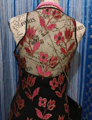 Abito lungo elegante con fiori rosa