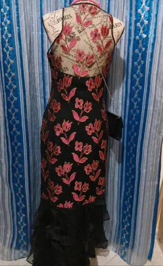 Abito lungo elegante con fiori rosa