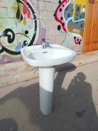 Lavabo con pedestal blanco