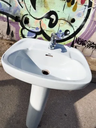 Lavabo con pedestal blanco