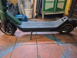 Patinete eléctrico verde