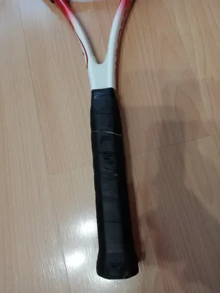 Raqueta de Tenis Roja y Blanca