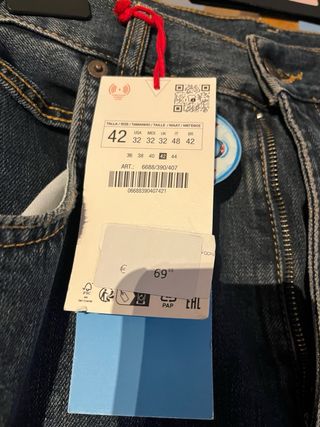 Pantalón vaquero ancho desgastado