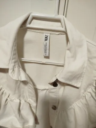 Camisa/Sobrecamisa Zara Blanco roto, con volantes