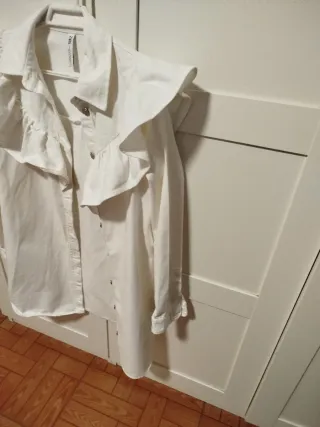 Camisa/Sobrecamisa Zara Blanco roto, con volantes