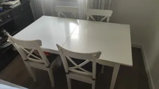 Mesa extensible IKEA con 2 Sillas Blancas