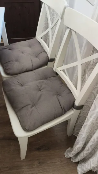 Mesa extensible IKEA con 4 Sillas Blancas