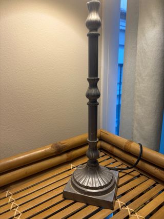 Lámpara de mesa beige y gris