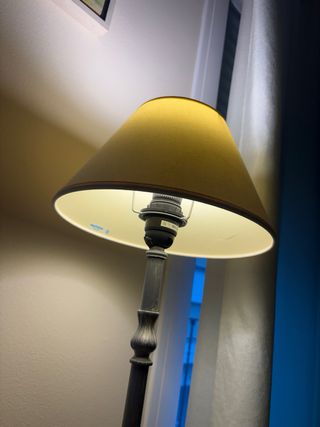 Lámpara de mesa beige y gris