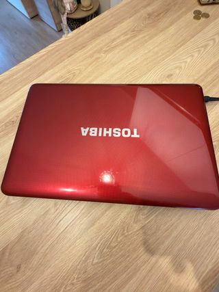 Portátil Toshiba Rojo