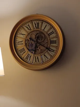 Reloj de Pared Dorado con Engranajes