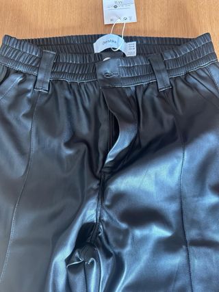 Pantalón efecto piel negro