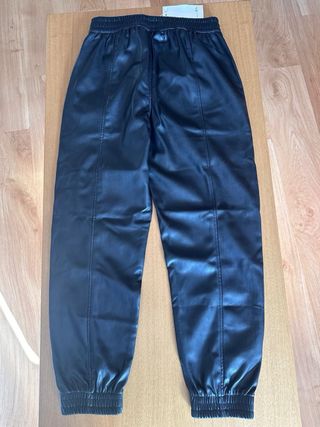 Pantalón efecto piel negro