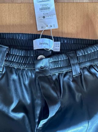 Pantalón efecto piel negro