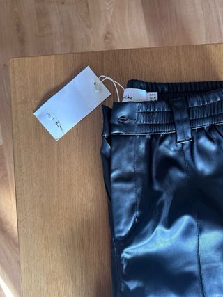 Pantalón efecto piel negro