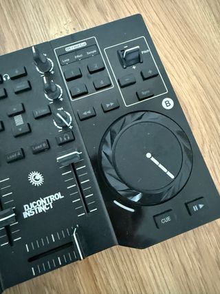 Controladora DJ Hercules DJ Control Instinct