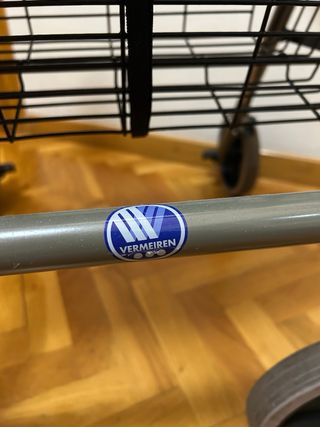 Andador Vermeiren con asiento y cesta