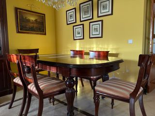 Mesa de comedor de caoba