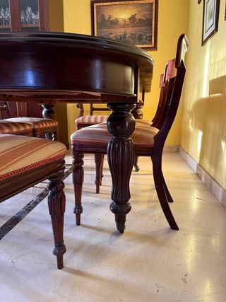 Mesa de comedor de caoba