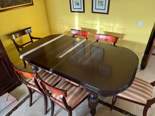 Mesa de comedor de caoba