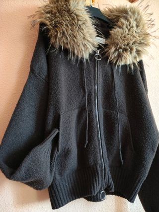 Chaqueta con capucha y pelo