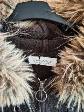 Chaqueta con capucha y pelo